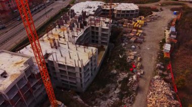 Bulgaristan 'da etkin bir inşaat sahası havadan görülüyor. Turnalar ve tamamlanmamış yapılar, kentsel gelişimi gözler önüne sererek manzaraya hakim oldular..
