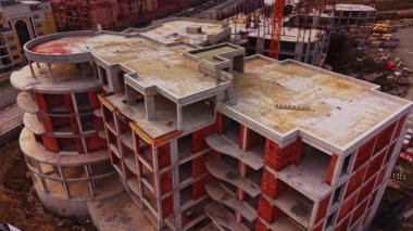 Havadan bakıldığında, Bulgaristan 'da büyük ve çağdaş bir binanın inşaat sahası görülüyor. Site, vinçlerle ve tamamlanmamış yapılarla gelişimin ilk safhalarında yer alıyor..