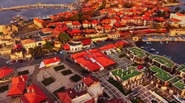 Bu hava sahnesi, Bulgaristan 'ın Nesebar kentinin kırmızı çatılı binaları, kıyı manzaraları ve tarihle modern hayatın bir karışımının yer aldığı güzelliğini gözler önüne seriyor..