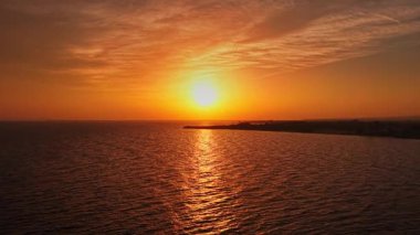 Canlı gün batımı, Bulgaristan 'ın güzel Nesebar kıyılarını vurgulayarak denizin üzerinde ılık renkler bırakıyor. Dalgalar usulca kıyıya vurur gün geceye dönerken.