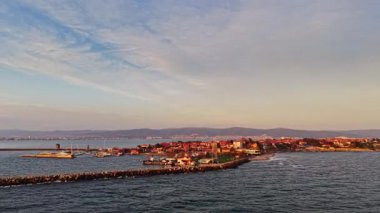 Bu güzel hava sahnesi, Bulgaristan 'ın Nesebar kıyı kasabasını yakalıyor. Sıcak günbatımı renkleriyle yıkanmış, büyüleyici mimarisi ve dingin sularını vurguluyor..