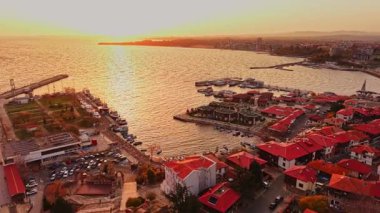Bulgaristan 'ın Nesebar kentinin rıhtımını aydınlatan güzel bir günbatımı, kırmızı çatılara ve sakin sulara altın ışınlar saçarak kentin cazibesini gözler önüne seriyor..