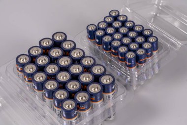 Bataryalar temiz ambalajlara yerleştiriliyor, düzgün bir düzenleme gösteriliyor. Sahne basit, dikkat dağıtıcı bir şey yok ve bataryalara odaklanıyor..