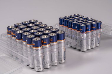 Paketlerde AA ve AAA bataryaları yer alıyor. Bu piller kullanım sırasında çeşitli cihazlara ve ekipmanlara güç vermek için hazırdır..