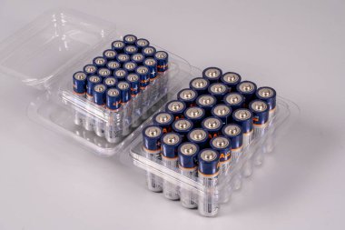 İki temiz konteynır birden fazla bataryayı düzgünce dizer. Piller çeşitli cihazlarda veya perakende için kullanıma hazırdır. Ayarlar basit ve düzenli..