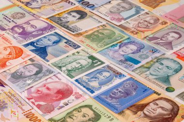 Birçok ülkeden gelen notlar masaya konur. Her notada eşsiz tasarımlar ve özellikler var. Farklı mezhepler açıkça görülebilir ve düzenlidir..