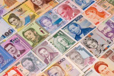 Farklı uluslardan gelen çeşitli banknotlar, eşsiz tasarımlar, renkler ve tarihsel figürlerin yer aldığı bir masanın üzerinde sergileniyor. Her notada farklı kültürel öğeler var..
