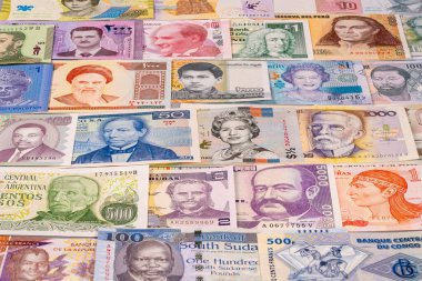 Birçok ülkeden gelen farklı banknotlar düz bir zemin üzerinde düzenlenir. Her notada dünyanın dört bir yanından eşsiz tasarımlar, renkler ve tarihsel figürler var..