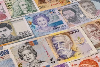 Düz bir zemin üzerinde birçok ülkeden gelen çeşitli banknotlar düzenlenmiştir. Her notada farklı kültürlerden eşsiz tasarımlar, renkler ve önemli figürler var..