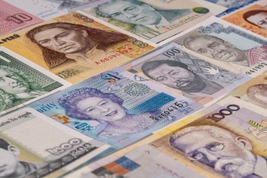 Yüzeyde farklı banknotlar sergilenir. Notlarda çok sayıda ülkeden çeşitli tarihi şahsiyetler ve tasarımlar yer alıyor. Her notada eşsiz renkler ve boyutlar var..