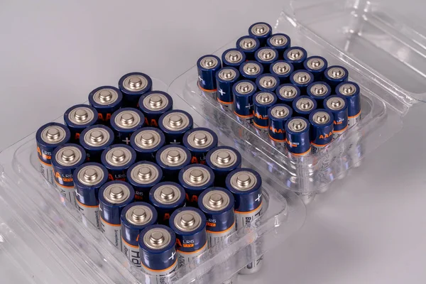 Bataryalar temiz ambalajlara yerleştiriliyor, düzgün bir düzenleme gösteriliyor. Sahne basit, dikkat dağıtıcı bir şey yok ve bataryalara odaklanıyor..