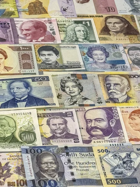 Düz bir zemin üzerinde farklı ülkelerden gelen çeşitli banknotlar düzenlenir. Her notta farklı kültür ve tarihlerden eşsiz tasarımlar ve önemli figürler var..
