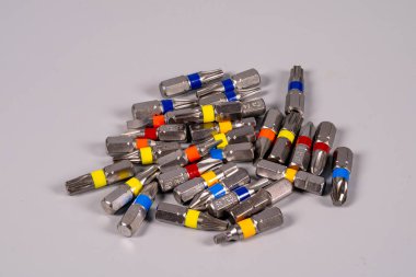 Düz bir yüzeye yerleştirilmiş birçok metal alet var. Her araç kolay tanımlama için sarı, kırmızı, mavi ve diğer renklerden oluşan şeritlere sahiptir. Çeşitli mekanik görevler için kullanılır..