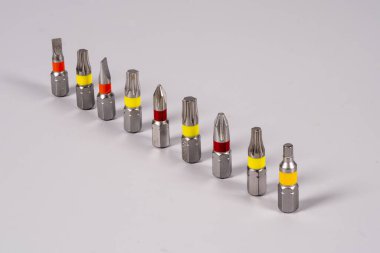 On tornavida parçası düz bir çizgide, ışık yüzeyinde sıralanır. Her bit renkli bantlara sahiptir ve farklı görevler için araçlarda çeşitli amaçlara hizmet eder.