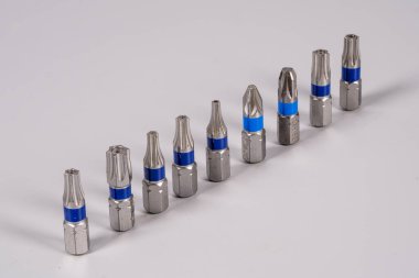 Düz bir yüzeyde farklı metal aletler sergilenir. Her aracın mavi bir şeridi vardır ve bağlama veya montaj amacıyla kullanılır. Boyutlarına göre sıralanmışlar..