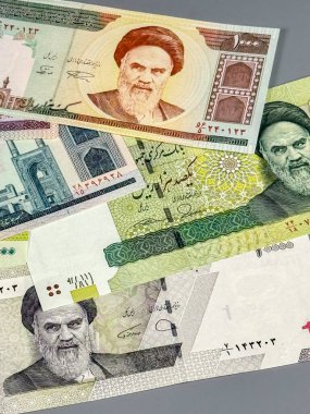 İran 'dan gelen çeşitli banknotlar sergileniyor. Notlarda İran kültürünün ve tarihinin önemli figürleri ve sembolleri renkli kağıt para birimi üzerinde sergileniyor.
