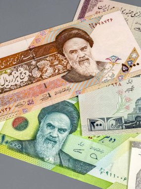 İran 'dan gelen farklı banknotlarda farklı tasarımları olan tarihi bir şahsiyet görülüyor. Notlar renk ve mezheplerde değişiklik göstererek, bu ülkeden gelen para birimini vurguluyorlar..