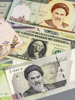 İran ve ABD 'den gelen birçok banknot düz bir yüzeye yerleştirilmiştir. Notlar, tarihi figürler ve simgelerin farklı tasarım ve resimlerini gösteriyor..