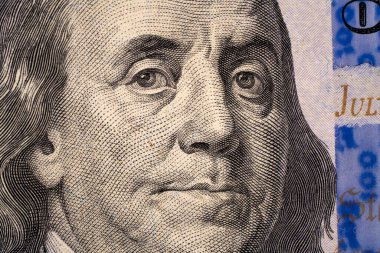 Yakından bakınca 50 dolarlık banknotun detaylı tasarımını görüyoruz. Benjamin Franklin 'in yüzü net bir şekilde görülüyor. Faturadaki ince çizgiler ve desenlerle birlikte..