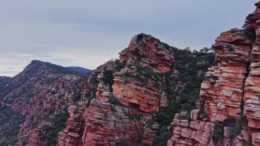 İnsanlar İspanya 'da güneş batarken kayalık arazide yürüyüş yapmaktan hoşlanırlar. Gün ışığı kaybolurken dağlar çeşitli renkler gösterir. Yürüyüş yolu boyunca güzel manzaralar yaratır..