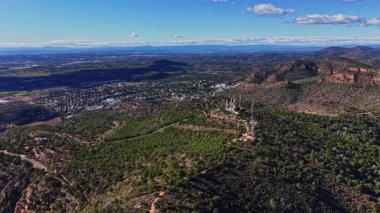 Manzara İspanya 'daki yeşil tepeleri ve vadileri gösteriyor. Manzara, birkaç bulutla açık bir gökyüzünün altında tarlaları, ağaçları ve uzak dağları yakalar. Aydınlık bir gün..