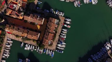 İspanya 'da bir marina binaların yanında dizilmiş birçok tekne gösteriyor. Olay yeri suyu yakalar ve açık bir günde teknelerin düzenlenmesini sağlar..