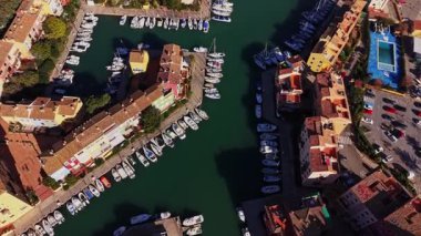 Birçok tekne İspanya 'da bir kanalda rıhtıma yanaşmıştır. Binalar su yolu hizasında ve ağaçlar görülebilir durumda. Bu sahne, tekneler ve evlerle dolu canlı bir bölgeyi çekiyor..