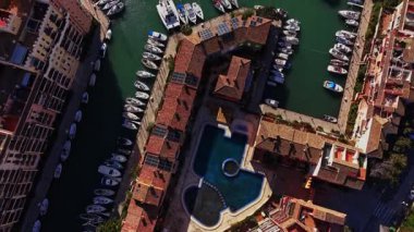 Tekneler binaların yanındaki kanalda dizildi. Manzara yukarıdan, suyu, çatıları ve İspanya 'da gündüz vakti yüzme havuzunu aydınlatıyor..