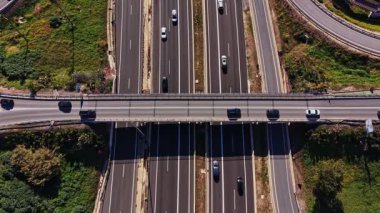 Araçlar İspanya 'da birçok otoyolda seyahat ederler. Olay yeri yoğun yolu ve çevreleyen yeşil alanları gösteriyor. Gündüz vakti otoyollarda günlük yaşamı yakalar..