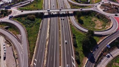 İspanya 'da otoyollar boyunca açık gökyüzünün altında arabalar sürülür. Yol ağı, çeşitli şeritleri ve rampaları olan karmaşık bir düzenleme gösterir..