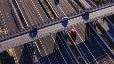 İspanya 'da bir otoyolda birkaç araba seyahat eder. Güneş yolda gölgeler yaratır. Bu sahne öğleden sonra araçların normal hareketlerini gösteriyor..