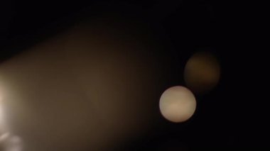 Sızdıran mercek ışıkları soyut bir arka plan animasyonu oluşturuyor.