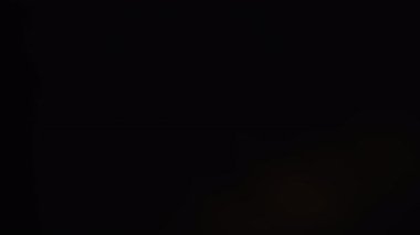 Sızdıran mercek ışıkları soyut bir arka plan animasyonu oluşturuyor.