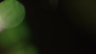 Lens parlaklığı bokeh yanan alev arkaplanı örtüyor