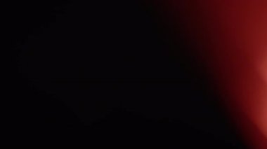 Lens parlaklığı bokeh yanan alev arkaplanı örtüyor