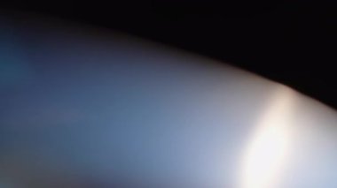 Lens parlaklığı bokeh yanan alev arkaplanı örtüyor