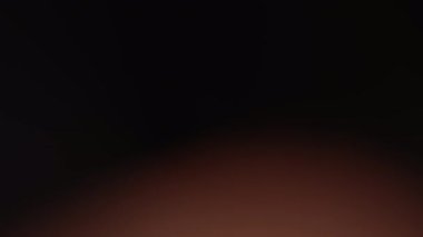 Bir videoda çerçeveler arasında geçiş yaratmak için gerçek ışıklandırma efektleri