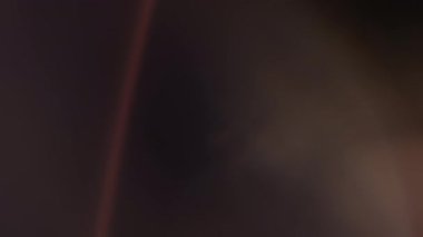 Çok renkli ışık siyah arkaplanda görüntü sızdırır