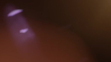 Bir videoda çerçeveler arasında geçiş yaratmak için gerçek ışıklandırma efektleri