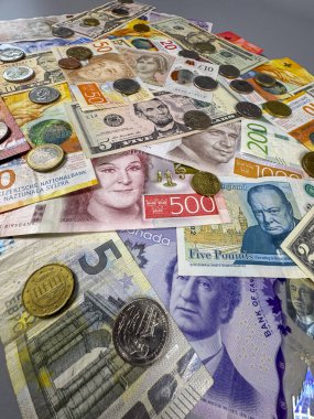 Birçok ülkeden gelen banknotlar ve madeni paralar masaya konur. Para birimleri farklı dizaynlar ve mezhepleri içerir. Her banknot ve para eşsiz özelliklere sahiptir..