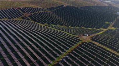 Güneş panelleri geniş bir alana yayılarak enerji için güneş ışığından faydalanıyor. İşçiler gündüz saatlerinde siteyi korurlar. Bu proje temiz enerji çabalarına katkıda bulunuyor.