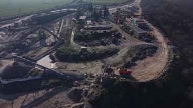 Madencilik operasyonlarının yapıldığı bir taş ocağının havadan görünüşü. Mekanizma görülebilir, ve peyzaj, kazılan ve işlenen alanları gösteriyor.