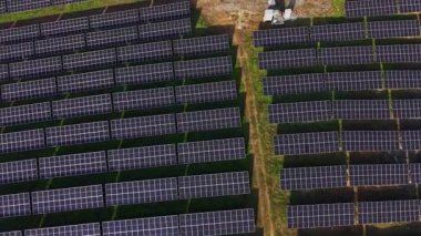 Güneş panelleri yenilenebilir enerji alanının zeminini dolduruyor. Makine bakım için mevcuttur. Bu kurulum gün boyunca güneş ışığından enerji yakalar..