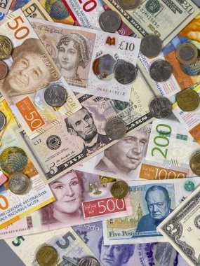 Birçok farklı banknotlar ve madeni paralar düz bir yüzeye yayılır. Çeşitli ülkelerden gelen notlar çeşitli madeni paralar arasında yer alır. Bu para biriminin çeşitliliğini gösterir.