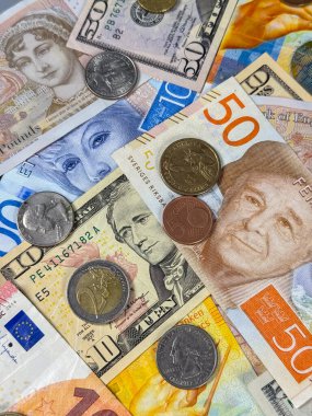 Masada farklı türde banknotlar ve madeni paralar düzenlenir. Para çeşitli ülkelerden geliyor ve çeşitli tasarımlar ve değerler gösteriyor. Çoğunlukla rengarenk..