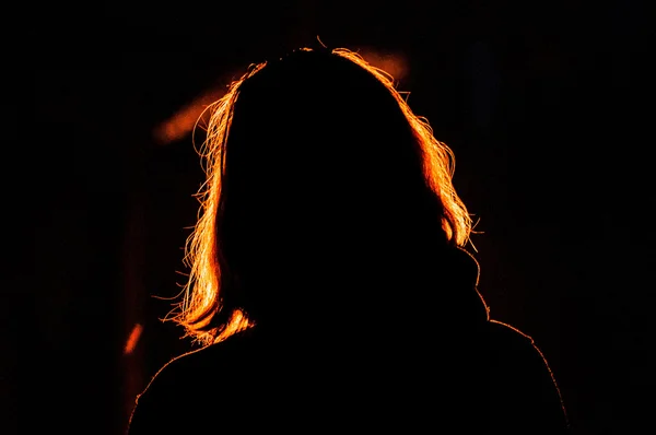 Kızıl saçlı kız arkadan aydınlatmalı parlak Fener