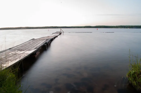 yaya köprüsü üzerinde göl günbatımı at
