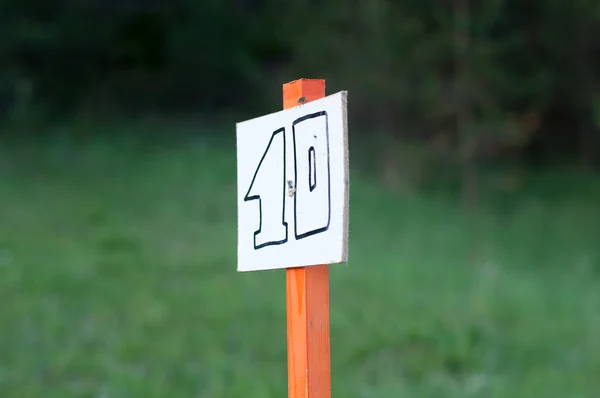 Number ten plaka üzerinde