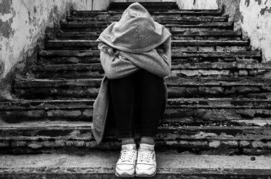 Merdivenlerde oturan üzüntü kız