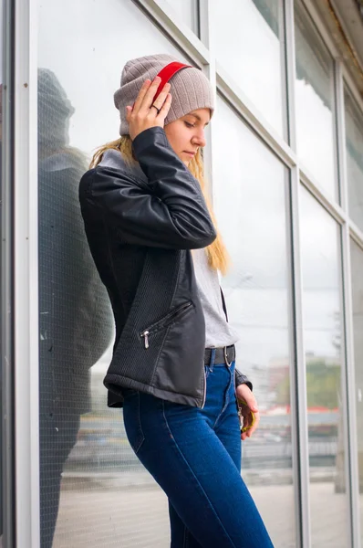 genç güzel kız müzik dinleme